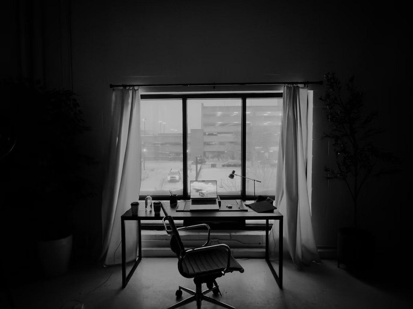 Ruhiger Arbeitsplatz mit Laptop und Tageslicht – Symbolbild