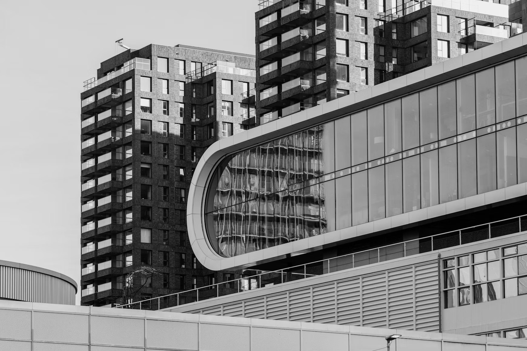Klare Linien moderner Architektur – Symbolbild für den Aufbau tragfähiger Strukturen